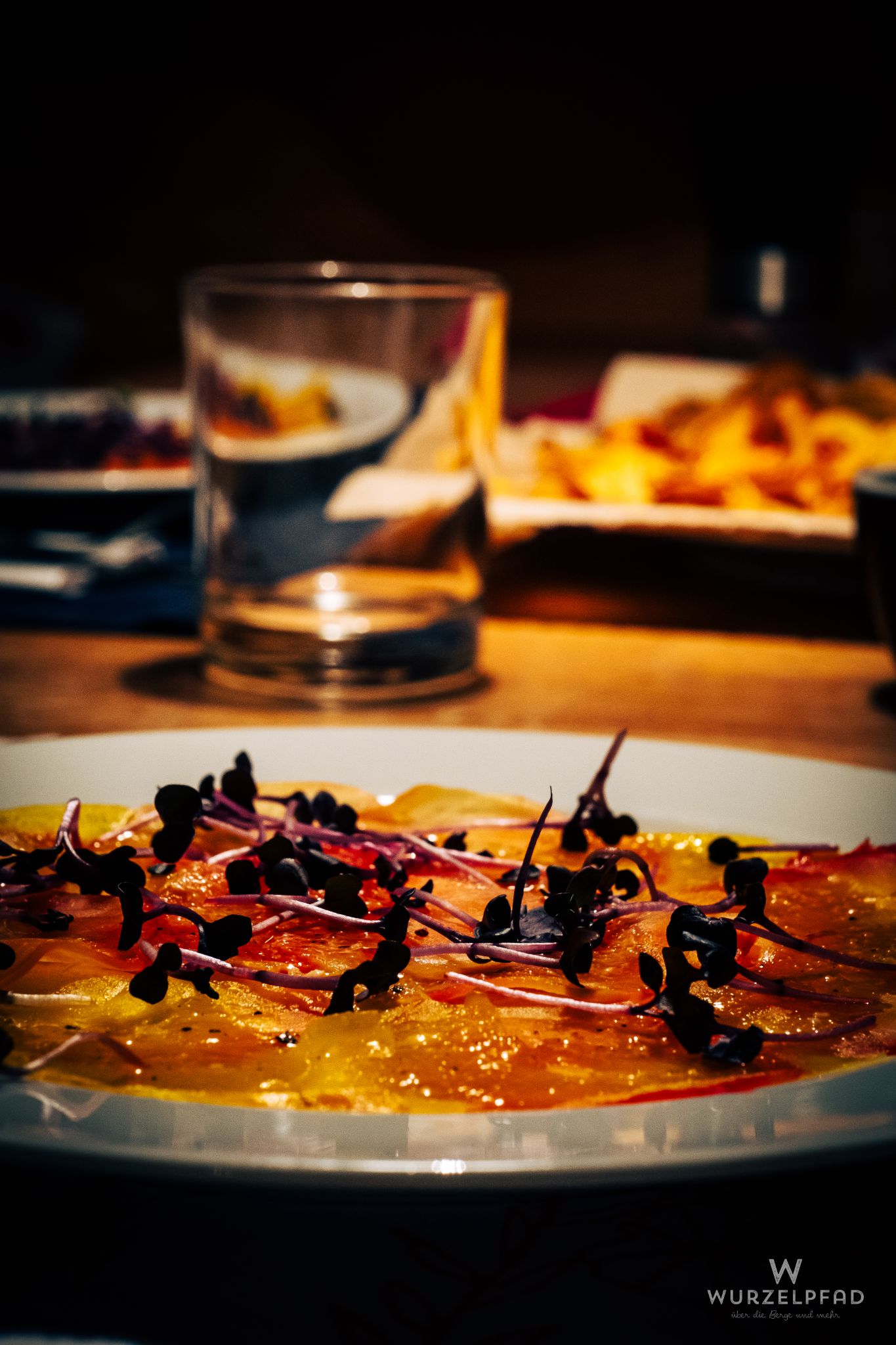 Appetizer: Gemüsescheiben, Kräuter, auf Teller