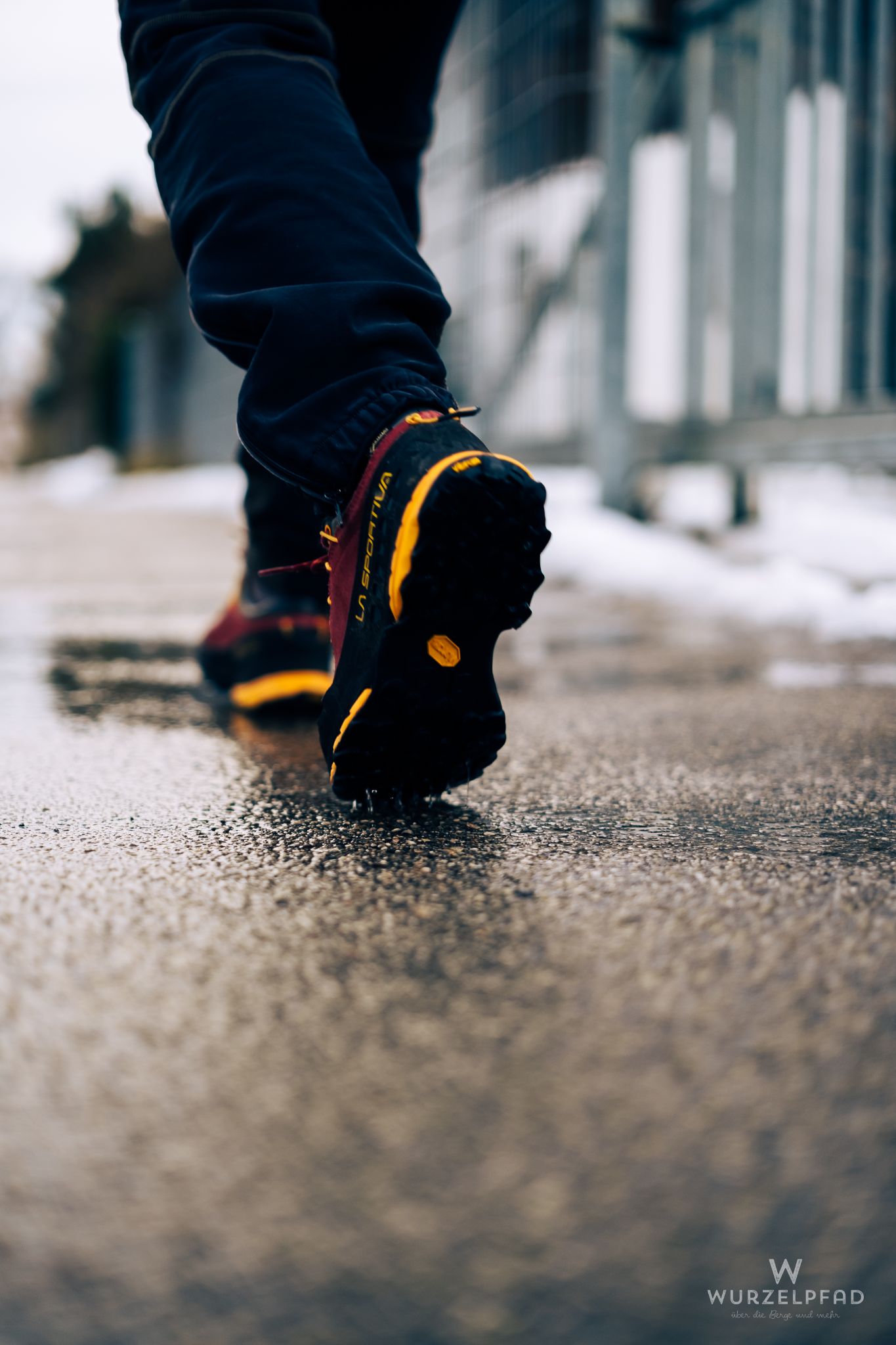 Wandern im Winter, nasser Asphalt