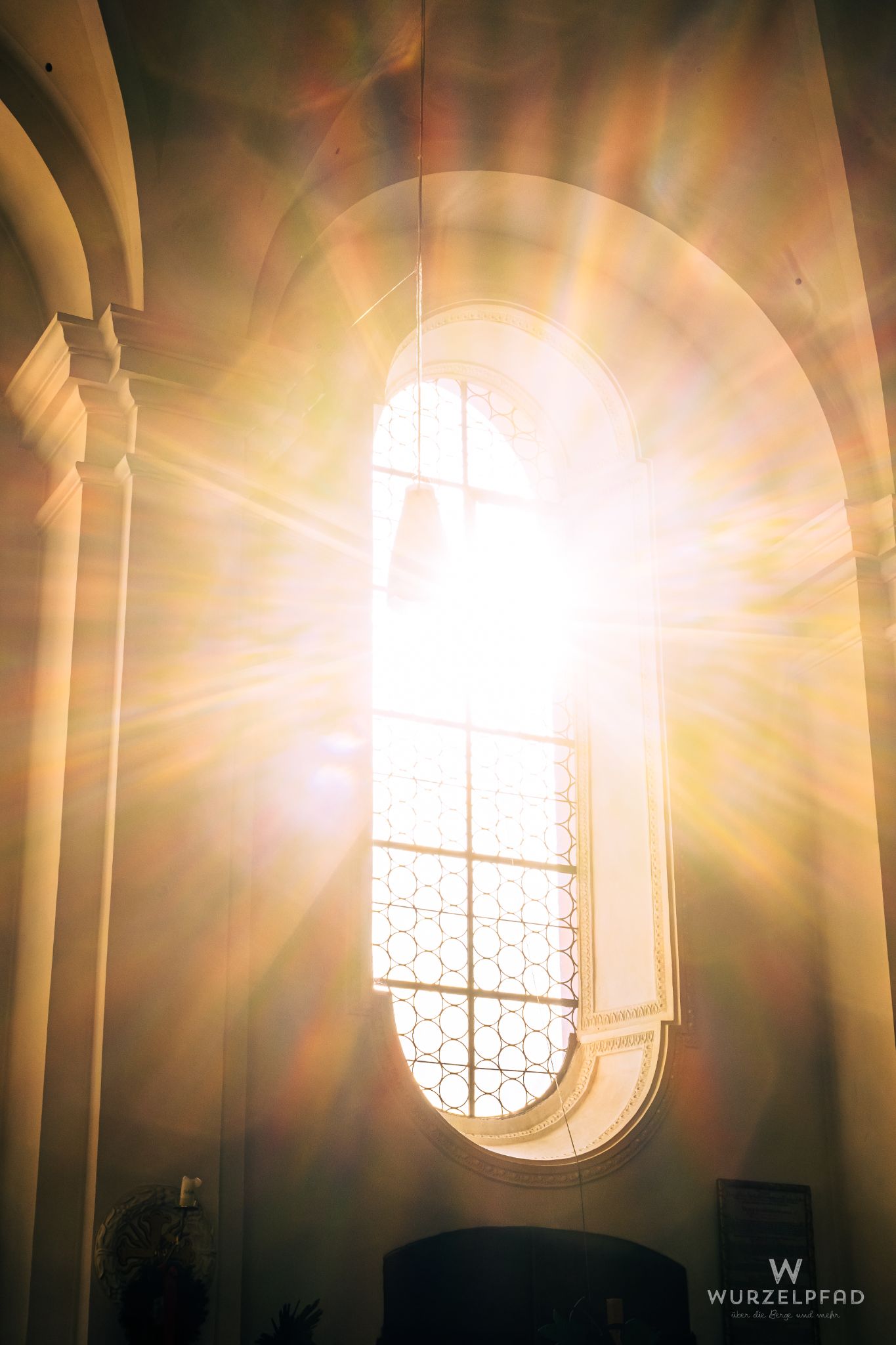 Sonnenlicht durch Kirchenfenster