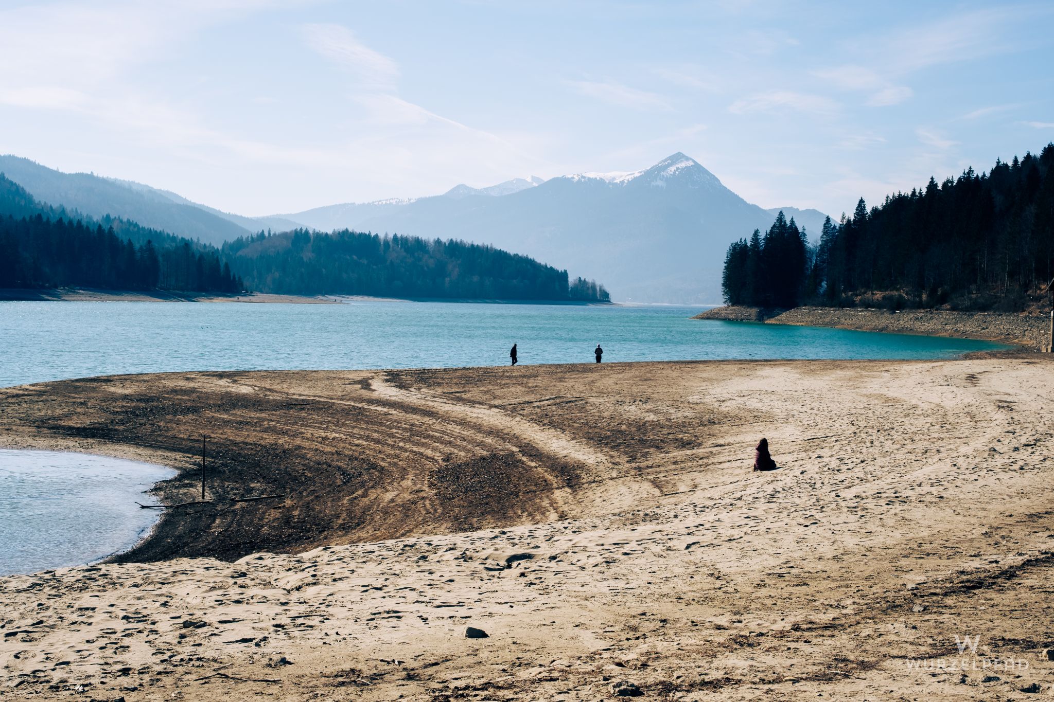 Ebbe am Bergsee: Menschen am Ufer des Walchensee