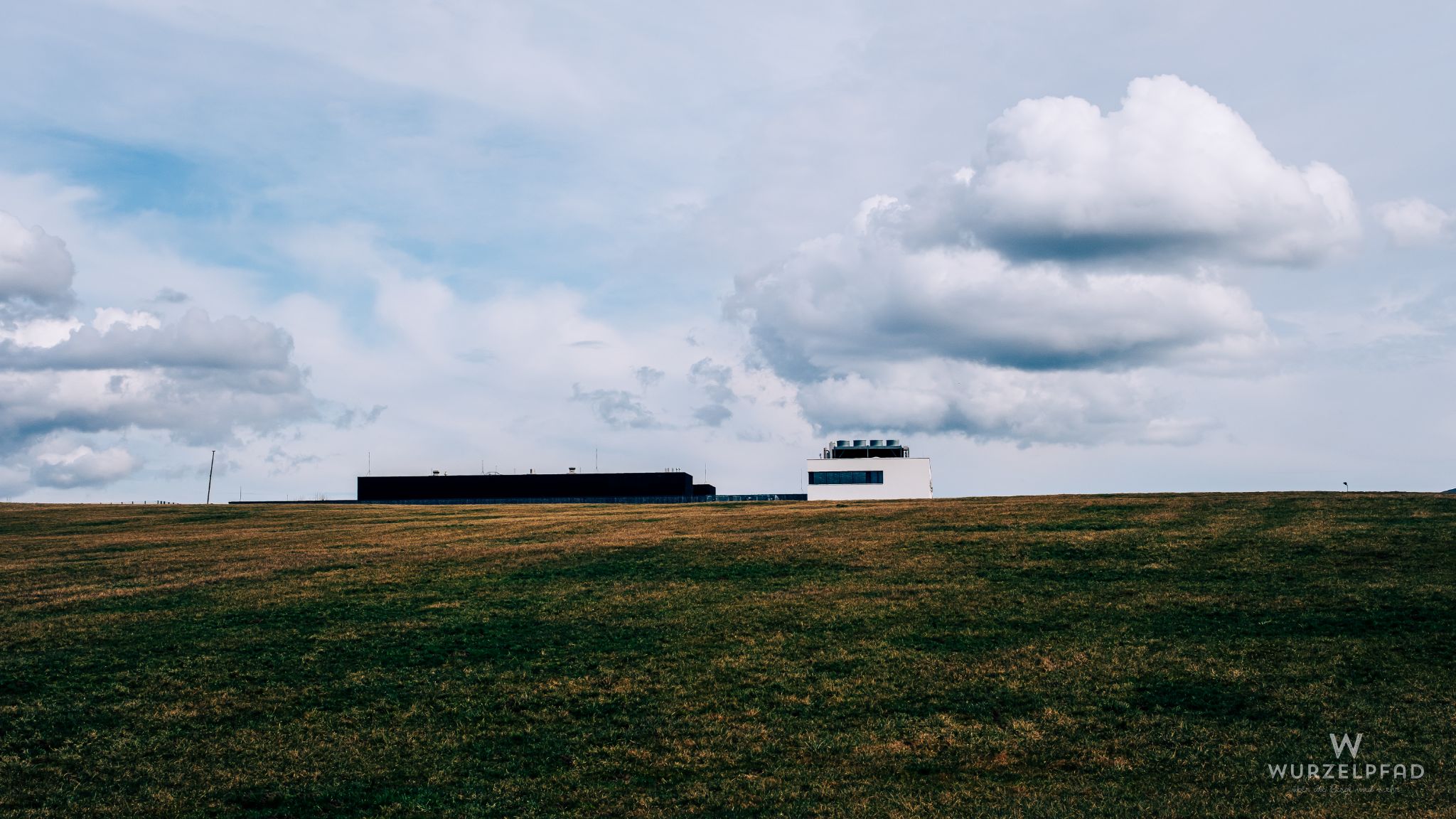 Architektur am Horizont unter Wolkenhimmel