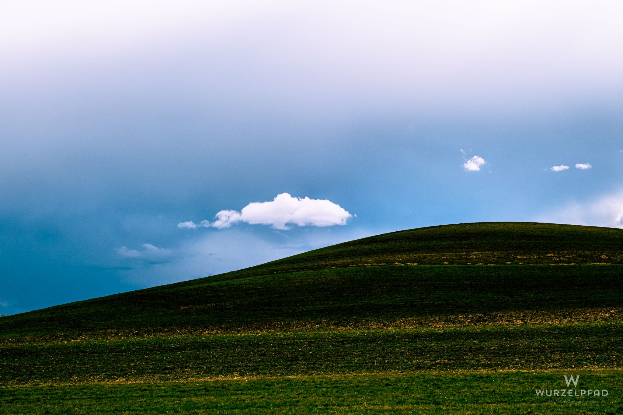 Hügel mit Wolken
