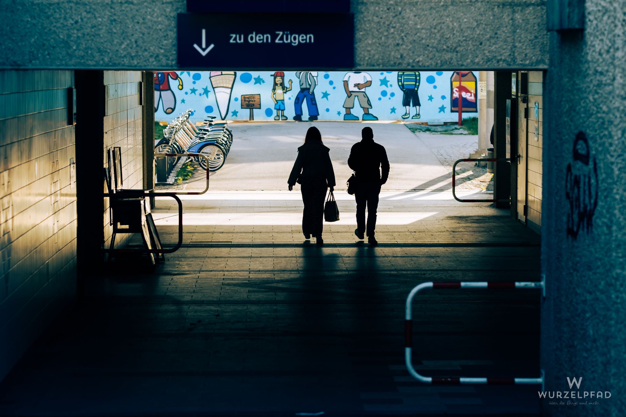 Zwei Fußgänger in der Unterführung