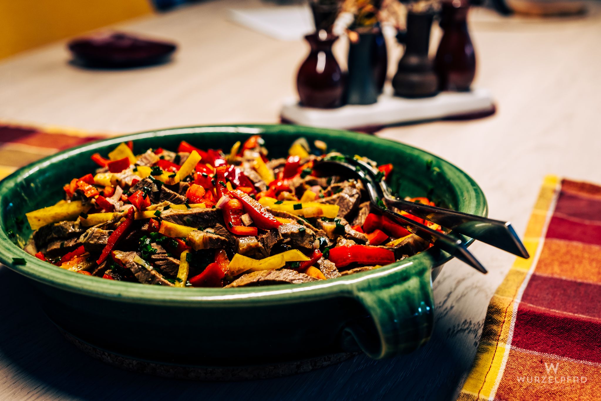 Schüssel mit Rindfleischsalat