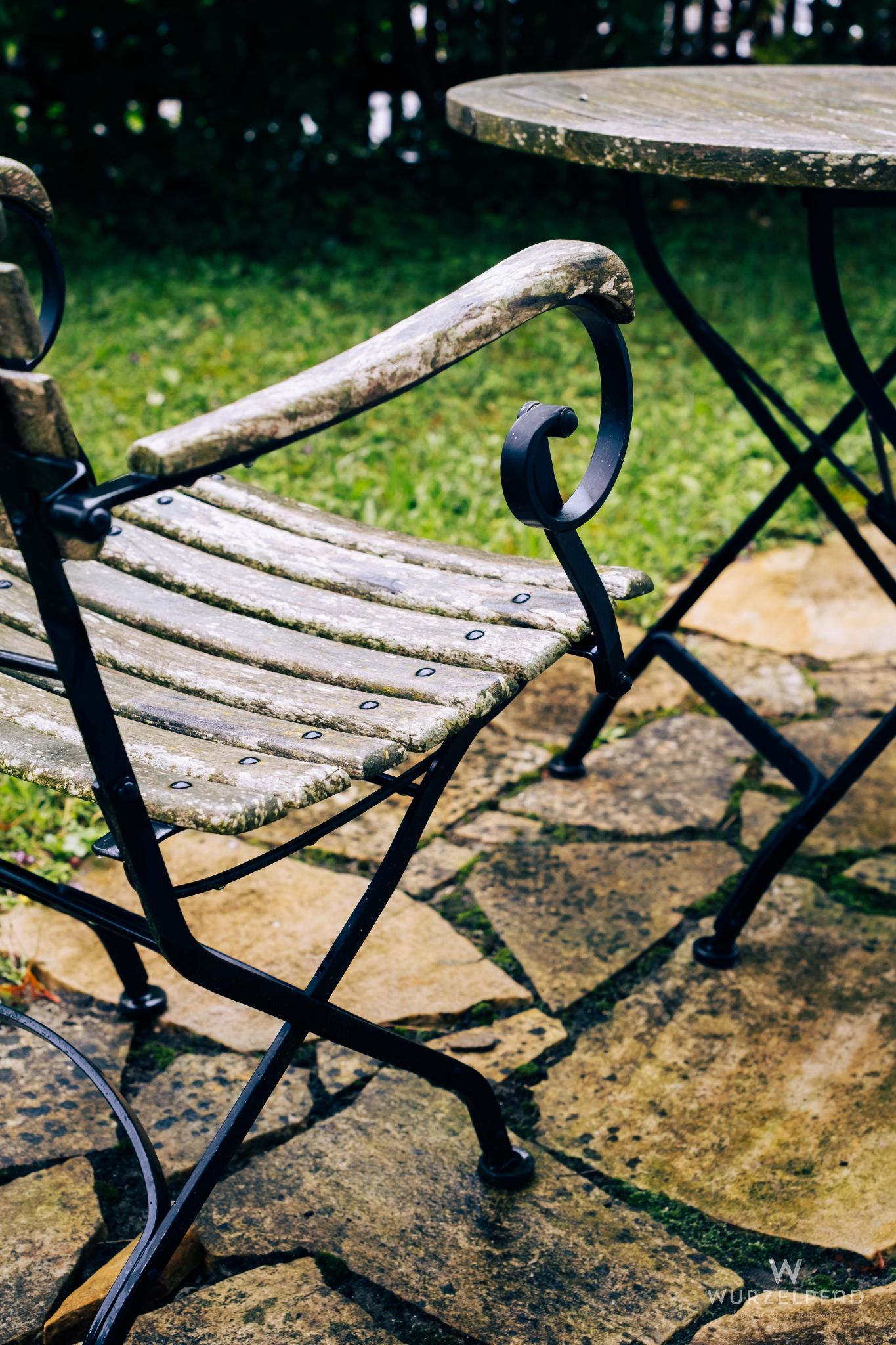 Gartenstuhl im Sommerregen