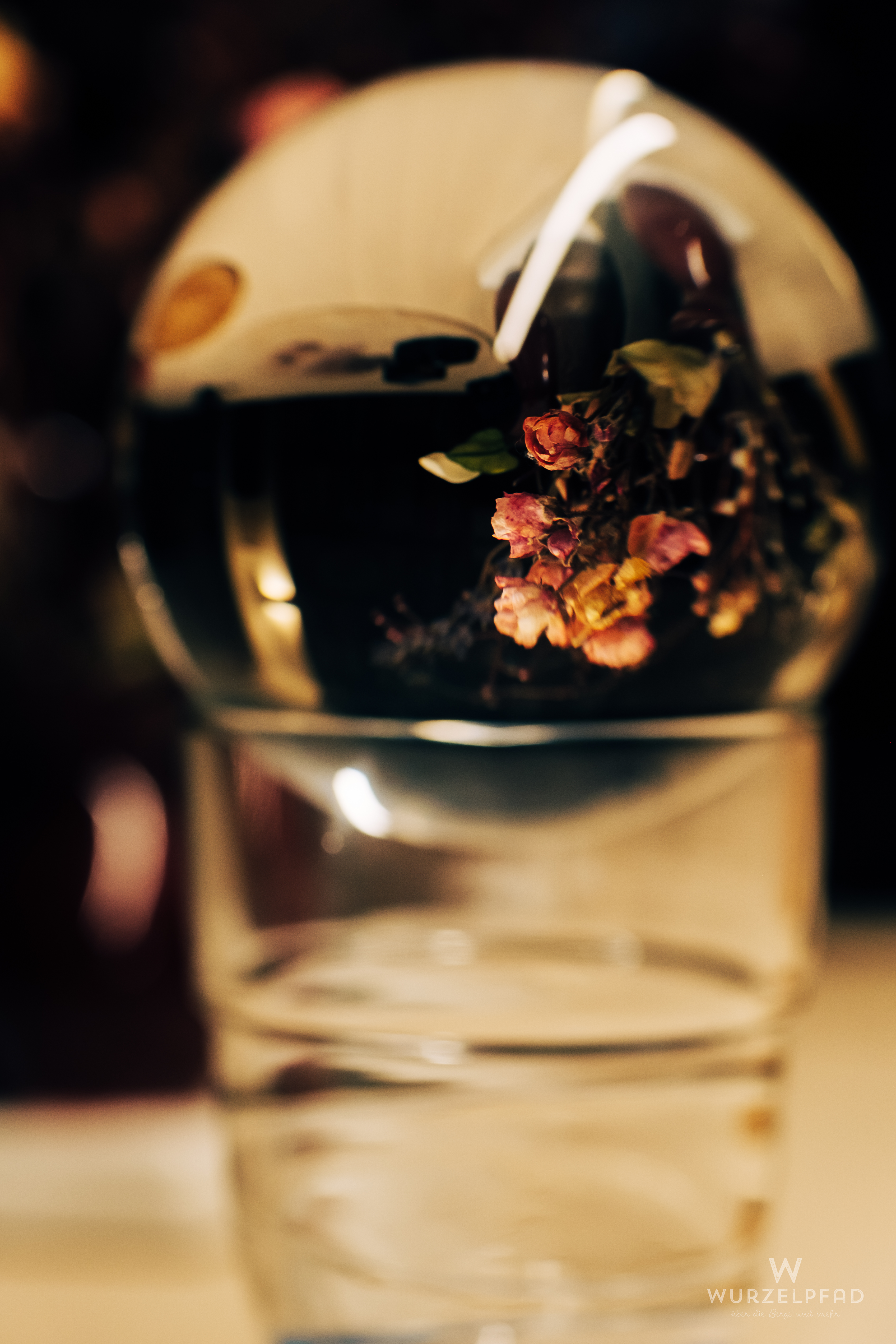 Blumengesteck in der Glaskugel