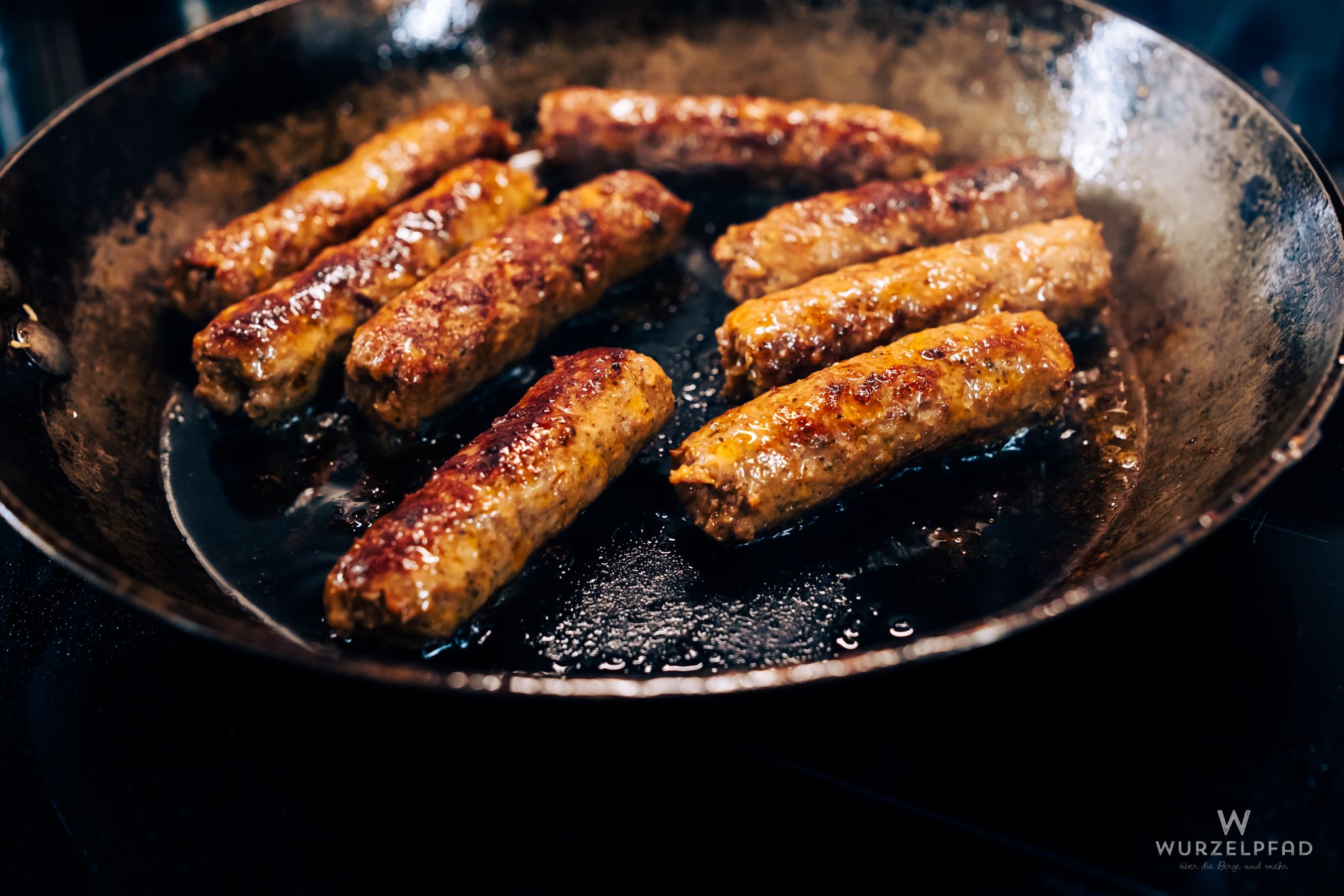 Cevapcici in der Eisenpfanne